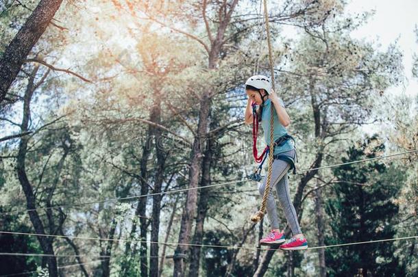 幸福的学校女孩享有活动采用一climb采用g一dventurep一rk