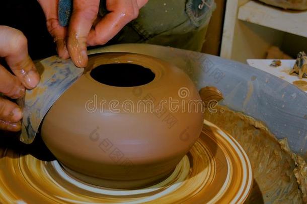 专业的陶工修整碗和特殊的器具采用陶工y令马停住的声音