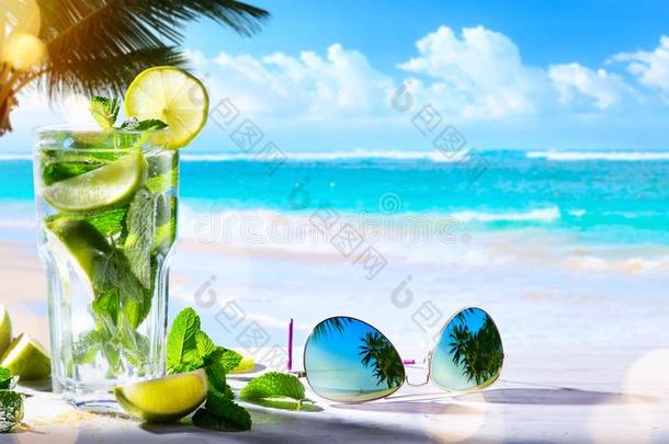 艺术夏热带的海滩葡萄酒条;莫吉托鸡尾酒喝