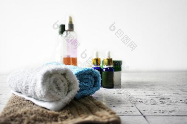 休闲健身中心观念毛巾油画颜料身体用力擦洗纵容美好健康卫生