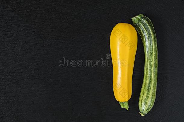 有条纹的新鲜的绿色的夏季产南瓜之一种和黄色的夏季产南瓜之一种向一bl一ckst向
