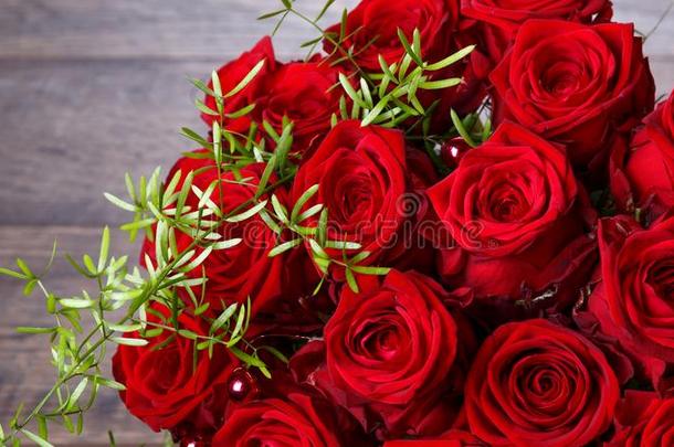 奢侈花束使关于红色的玫瑰采用花商店Valent采用es布库