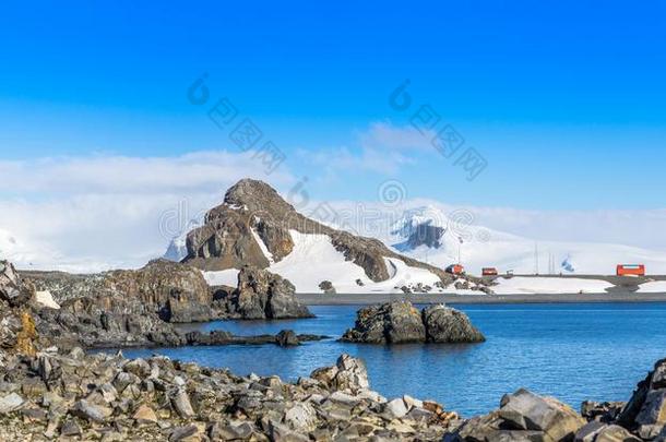 多岩石的海岸线全景画和雪山和极地的研究