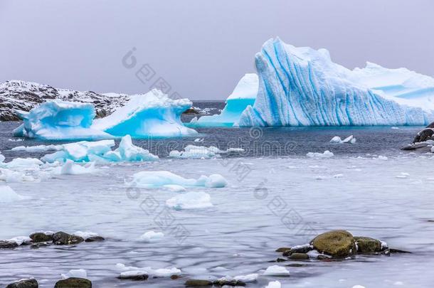 寒冷的仍海域关于<strong>南极</strong>的海环礁湖和漂流的蓝色冰