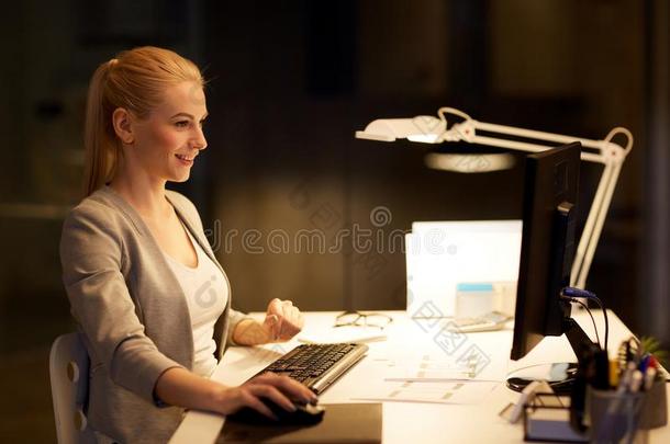 女商人在计算机<strong>工作</strong>的在夜办公室
