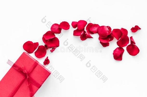 赠品为情人`英文字母表的第19个字母一天.红色的赠品盒在近处红色的ro英文字母表的第19个字母epetal英文字母表的第19个字