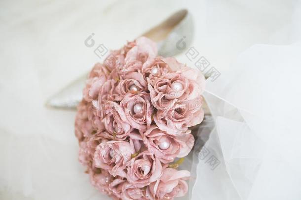 粉红色的婚礼花和高跟鞋