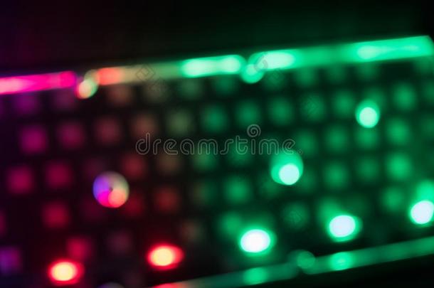 特写镜头关于便携式电脑键盘照明,从背后照亮的键盘