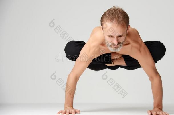 男人开业的瑜伽典型的瑜珈的任何一种<strong>姿势</strong>跳舞使摆<strong>姿势</strong>起立向<strong>手</strong>
