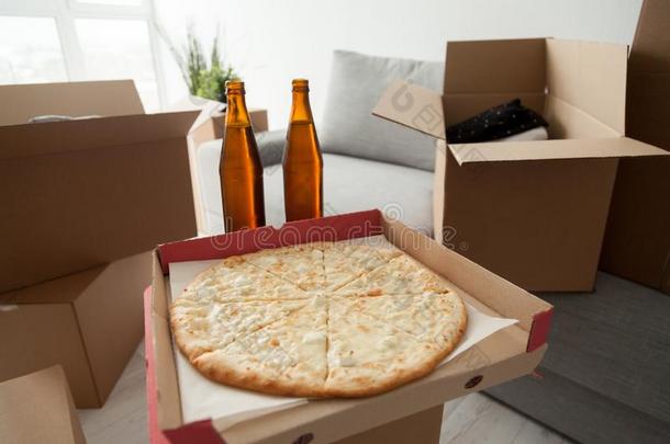 意大利薄饼,啤酒和盒,活动的采用庆祝housewarm采用g社交聚会