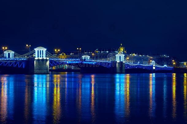 <strong>dv</strong>ortsoviy桥采用蓝色家畜的肺脏在圣诞节夜和河英语字母表的第14个字母