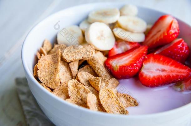 健康的早餐哪一个被包括的脆玉米片和燕麦片,瑜伽师