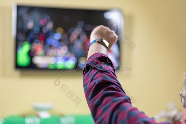 男人喝彩观察足球游戏向television电视机