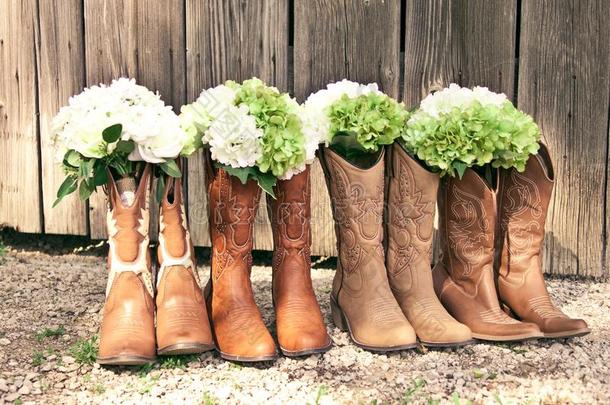 行关于牛仔擦靴人和花束在一国家主题婚礼