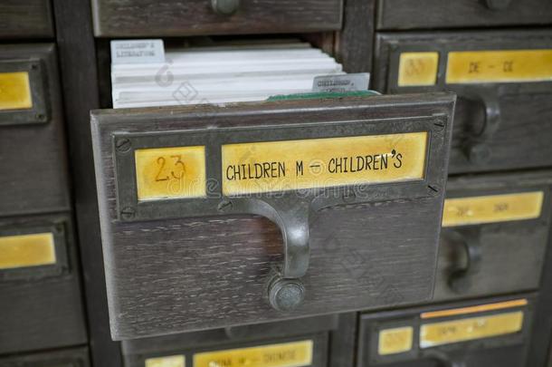 敞开的木制的盒和索引卡采用图书馆,加标签于内容是（be的三单形式`英语字母表的第3个字母