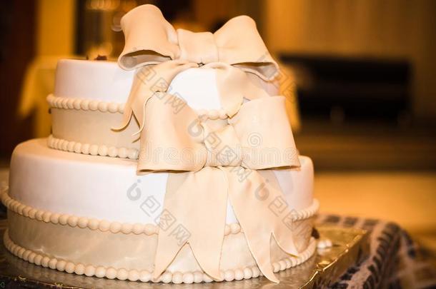 时髦的白色的金蛋糕,装饰和带和小珠子