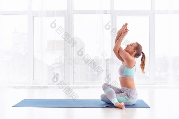 美丽的年幼的女人练习瑜伽<strong>瑜珈</strong>的任何一种姿势Garud<strong>瑜珈</strong>的任何一种姿势-鹰便壶