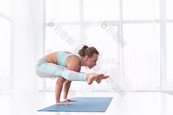 美丽的女人练习倒立瑜伽<strong>瑜珈</strong>的任何一种姿势Tittibh<strong>瑜珈</strong>的任何一种姿势-Finland芬兰