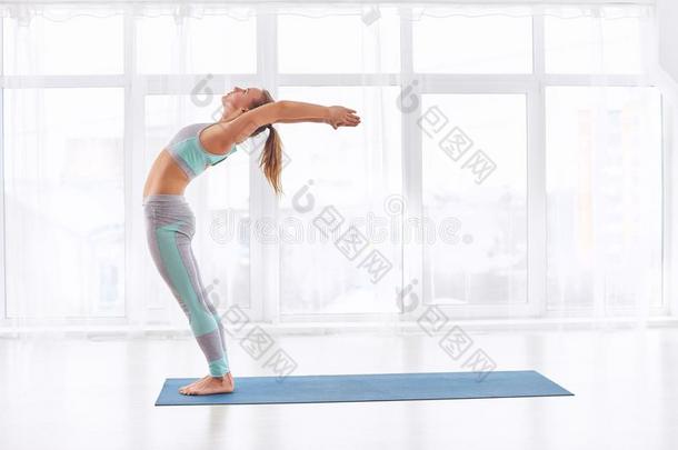美丽的年幼的女人练习瑜伽<strong>瑜珈</strong>的任何一种姿势阿德哈Cint.哈kr<strong>瑜珈</strong>的任何一种姿势-int.哈