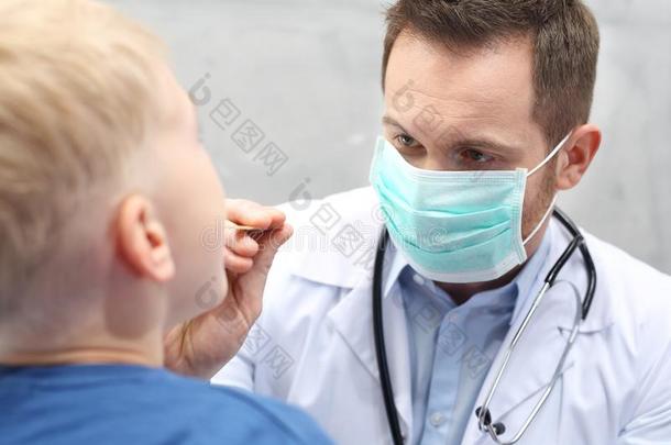 耳鼻喉科医师,一小孩和一医生