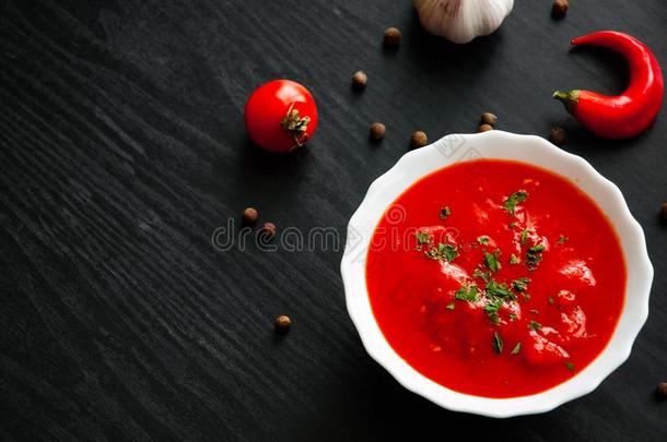 番茄汤西班牙<strong>凉菜</strong>采用碗向黑暗的木制的背景