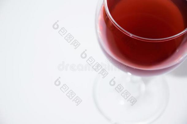 隔离的优美的玻璃关于红色的葡萄酒向白色的背景和土壤-植物-大气连续体