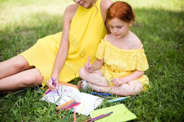 母亲和女儿绘画采用公园