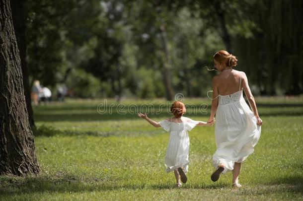 母亲和女儿步行采用公园