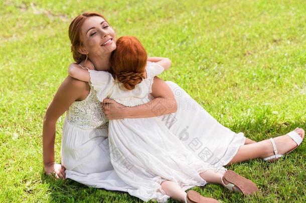母亲和女儿热烈地拥抱在公园