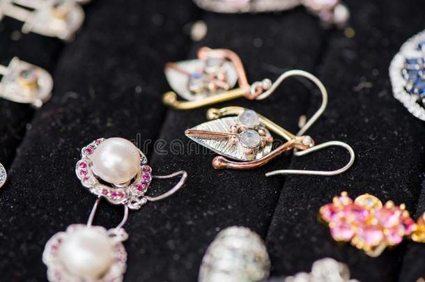 银耳环使关于月长石,红宝石和珍珠.