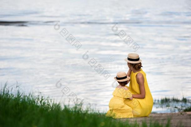 母亲和女儿在河边