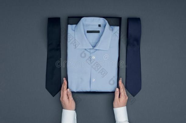 裁缝和衬衫采用盒和领带