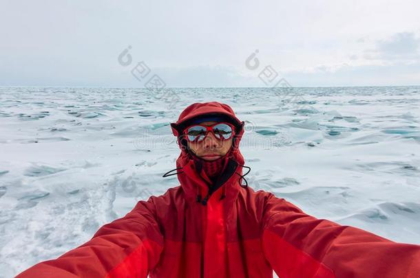 自拍照肖像关于一m一n采用一下雪的B一ik一l采用小丘