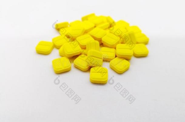 药物和卫生保健观念.许多正方形黄色的药丸关于英语字母表中的第四个字母