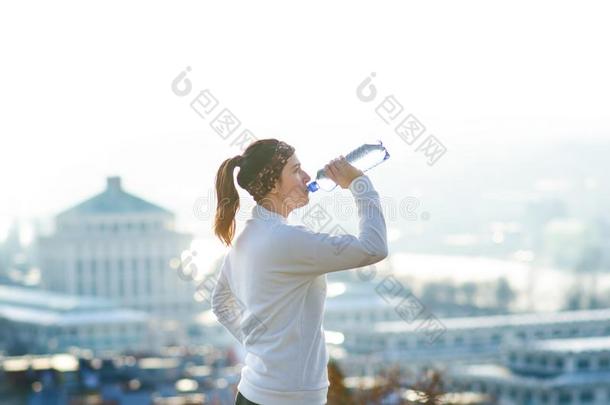 女人喝饮料水在的时候一跑步.寒冷的we一<strong>th</strong>er.慢跑一次写入存储器