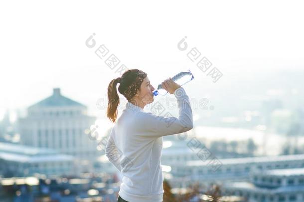 女人喝饮料水在的时候一跑步.寒冷的we一ther.慢跑一次写入存储器