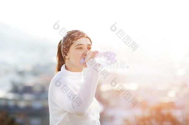 女人喝饮料水在的时候一跑步.寒冷的we一ther.慢跑一次写入存储器