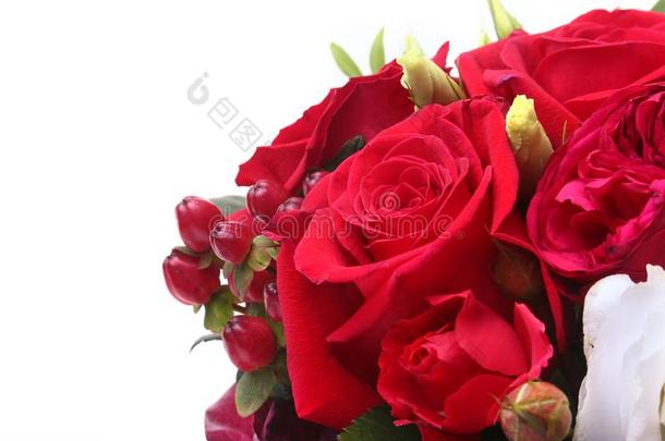 奢侈花束使关于红色的和白色的玫瑰向白色的背景.