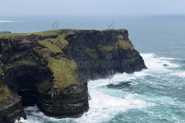 美丽的照片向看见指已提到的人层关于岩石采用指已提到的人悬崖