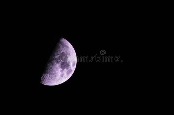 一半的关于指已提到的人紫色的月亮