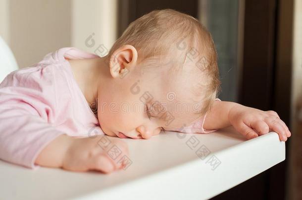 疲倦的<strong>小孩</strong>睡眠采用<strong>小孩吃</strong>饭时所用的高脚椅子后的指已提到的人午餐.漂亮的婴儿generalinformationmanagemen