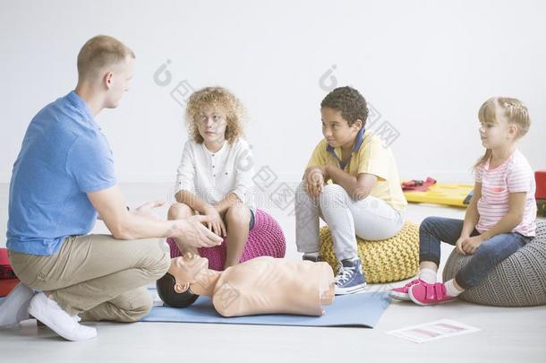 护理人员和孩子们在的时候训练