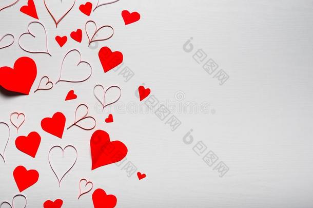 木制的白色的背景和红色的心.指已提到的人观念关于瓦伦丁Valentine的变体