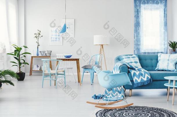 宽敞的蓝色活的房间