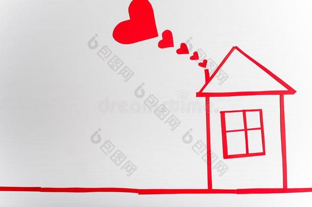 房屋向木制的白色的背景和红色的心.指已提到的人c向cept关于