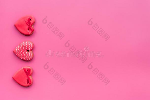 心合适的甜饼干为情人`英文字母表的第19个字母一天向粉红色的背景顶