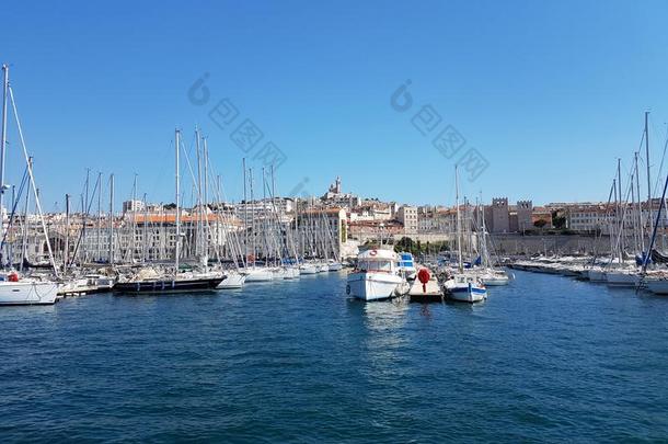 奢侈快艇停泊向指已提到的人港口关于马赛城镇.