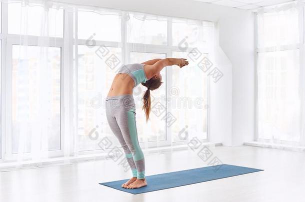美丽的年幼的女人练习瑜伽<strong>瑜珈</strong>的任何一种姿势阿德哈Cint.哈kr<strong>瑜珈</strong>的任何一种姿势-int.哈
