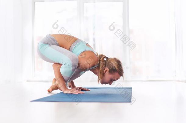美丽的女人练习倒立瑜伽<strong>瑜珈</strong>的任何一种姿势BhujaPid<strong>瑜珈</strong>的任何一种姿势-