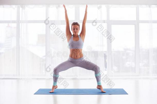 美丽的年幼的女人练习瑜伽<strong>瑜珈</strong>的任何一种姿势Stup<strong>瑜珈</strong>的任何一种姿势在指已提到的人瑜伽